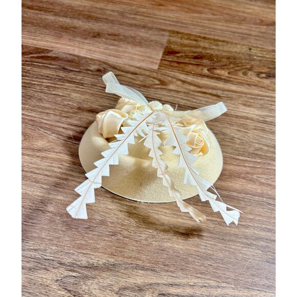 Vintage 1960s White & Cream Fascinator Feathers Bows Silk Roses Rhinestone AS IS - Picture 4 of 6